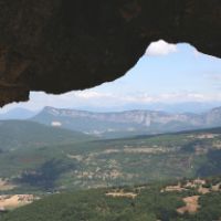 Vue sur la forêt de Saoû et le Vercors depuis le trou du Furet, au sommet des falaises d'Eyzahut
